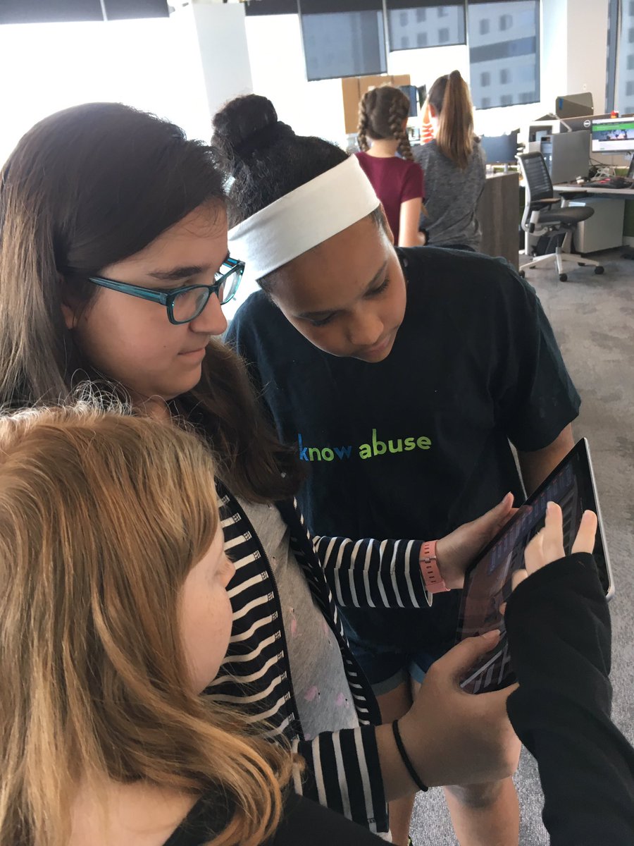 Dedham Girls in STEM Submarine VR scavenger hunt.