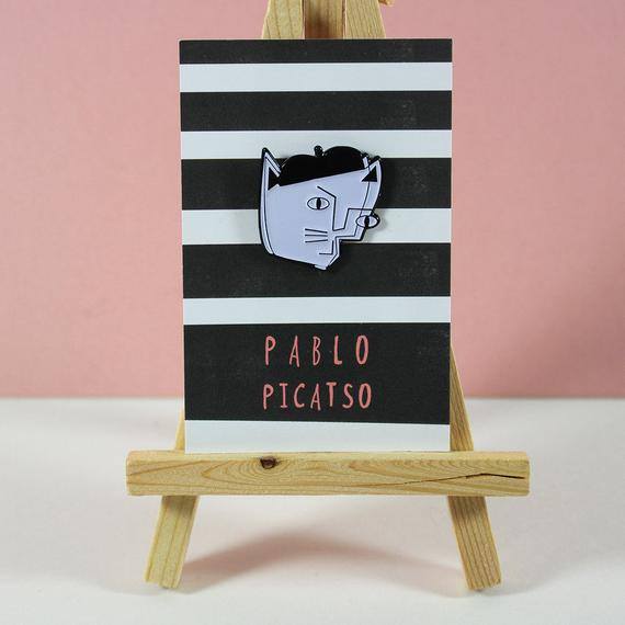 RevistaPICNIC's tweet photo. #Niaski diseña pines inspirados en reconocidos artistas y en las características de su técnica. https://t.co/gX3RjHNJWl