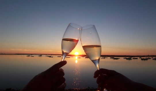 An 11-course meal
Copious pours of seasonal wines and beers
Watching a sunset over the incredible Chicago sunset.
.
.
Is there a better way to spend a Summer evening?
See you Monday at <a href="/ColumbiaYC/">Columbia Yacht Club</a>.
.
.
.
chowdahfest.org
(Psst, use code "ChowdahFan" for $5 off tickets).