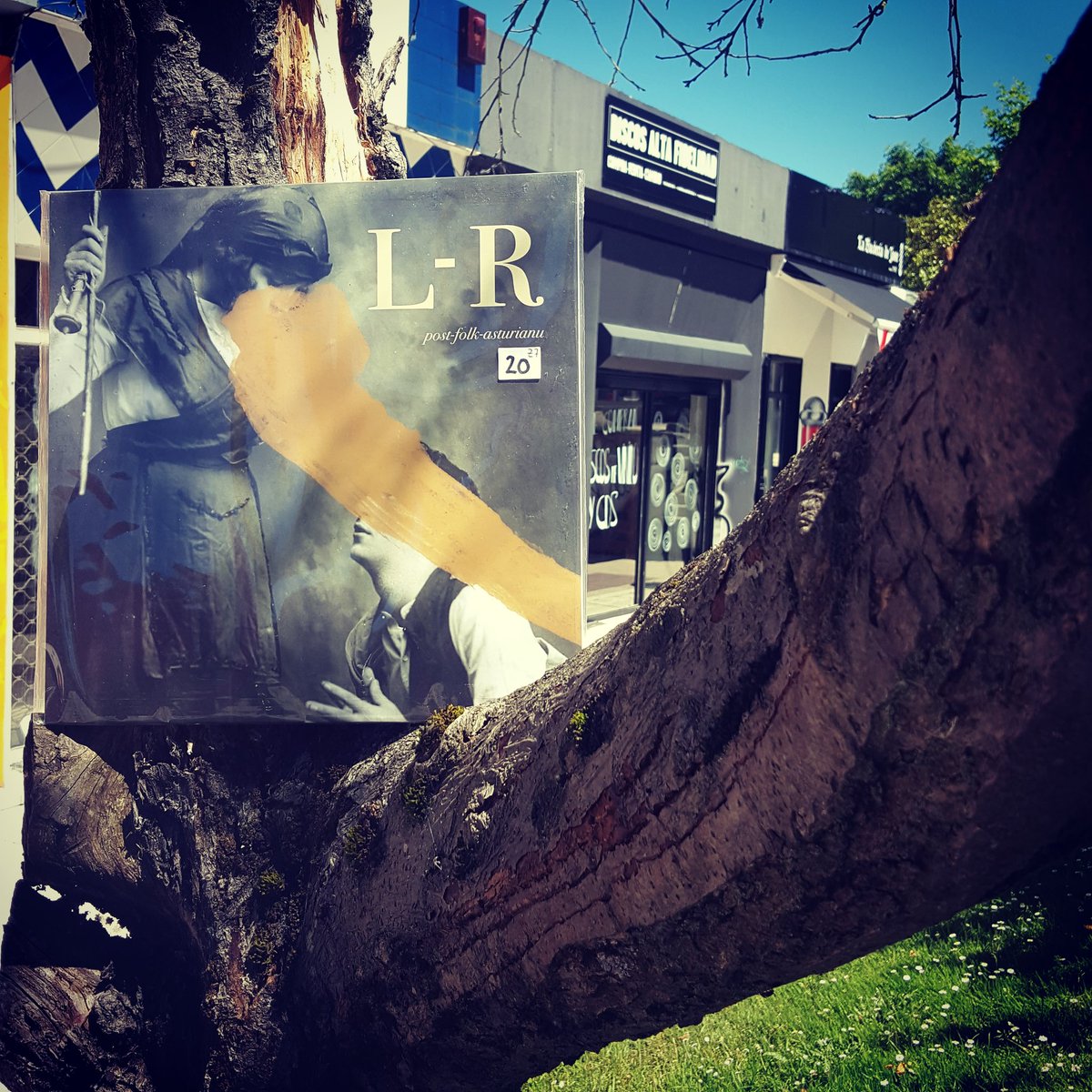_Altafidelidad's tweet photo. Los pelos como escarpias escuchando el disco de L-R, post-folk-asturianu #lrpostfolk #postfolkasturianu #musicanasturianu #asturianu #asturianullinguaoficial #oficialida #regalaenasturianu #regalanast #musicaenasturiano #discosdevinilo #tiendadediscos https://t.co/wUzl2RELlt