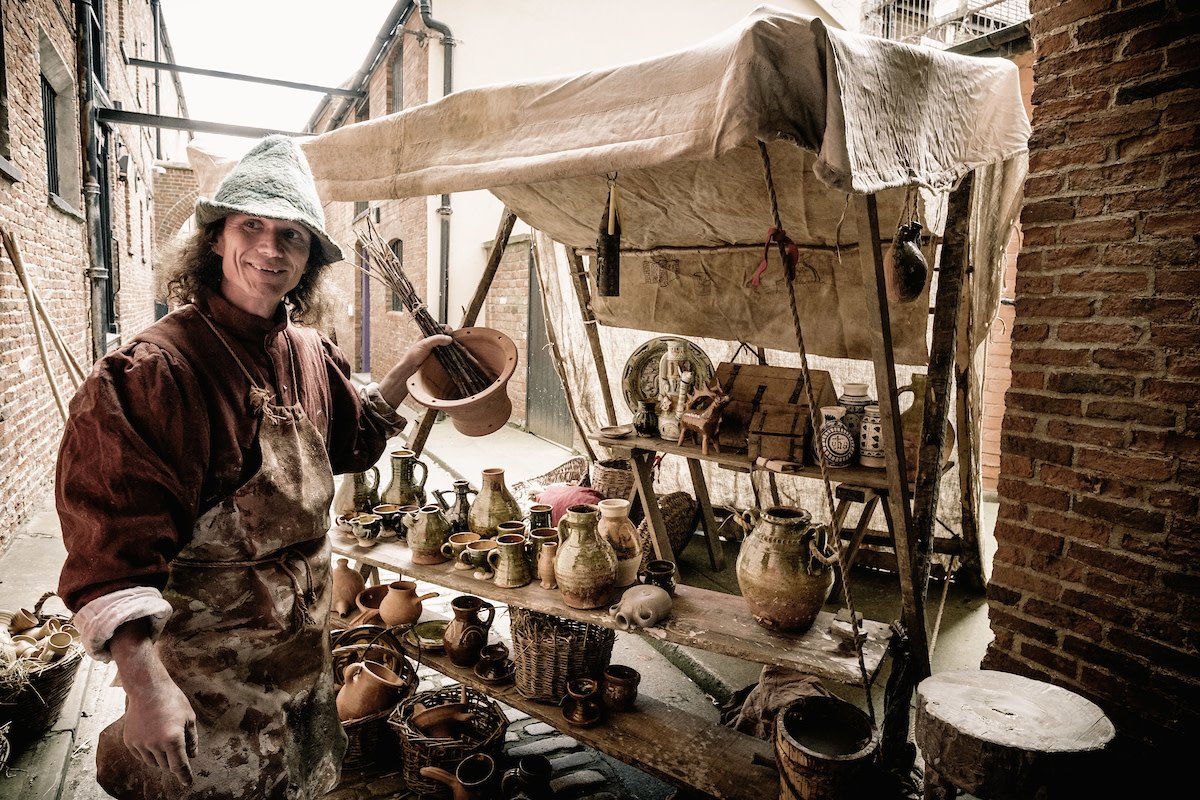 HansaCityHull's tweet photo. In Medieval times, potters were usually found in more rural areas with easy access to water &amp; raw materials 🐮 

Previous pottery found ranges from every day jugs &amp; bowls to moneyboxes for spare change💰

Visit our potter in Trinity Square next Sat for more crafty fun! #LMHD19 https://t.co/kLBlvmSkYU