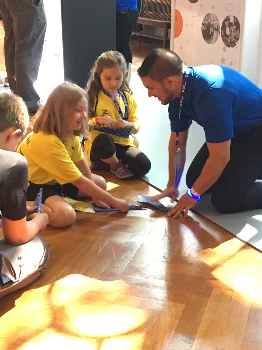 j_steffen2000's tweet photo. Building paper airplanes with CT’s own Joe Amat, a former Kid Inventor @inventitforward https://t.co/XbSPAGddob
