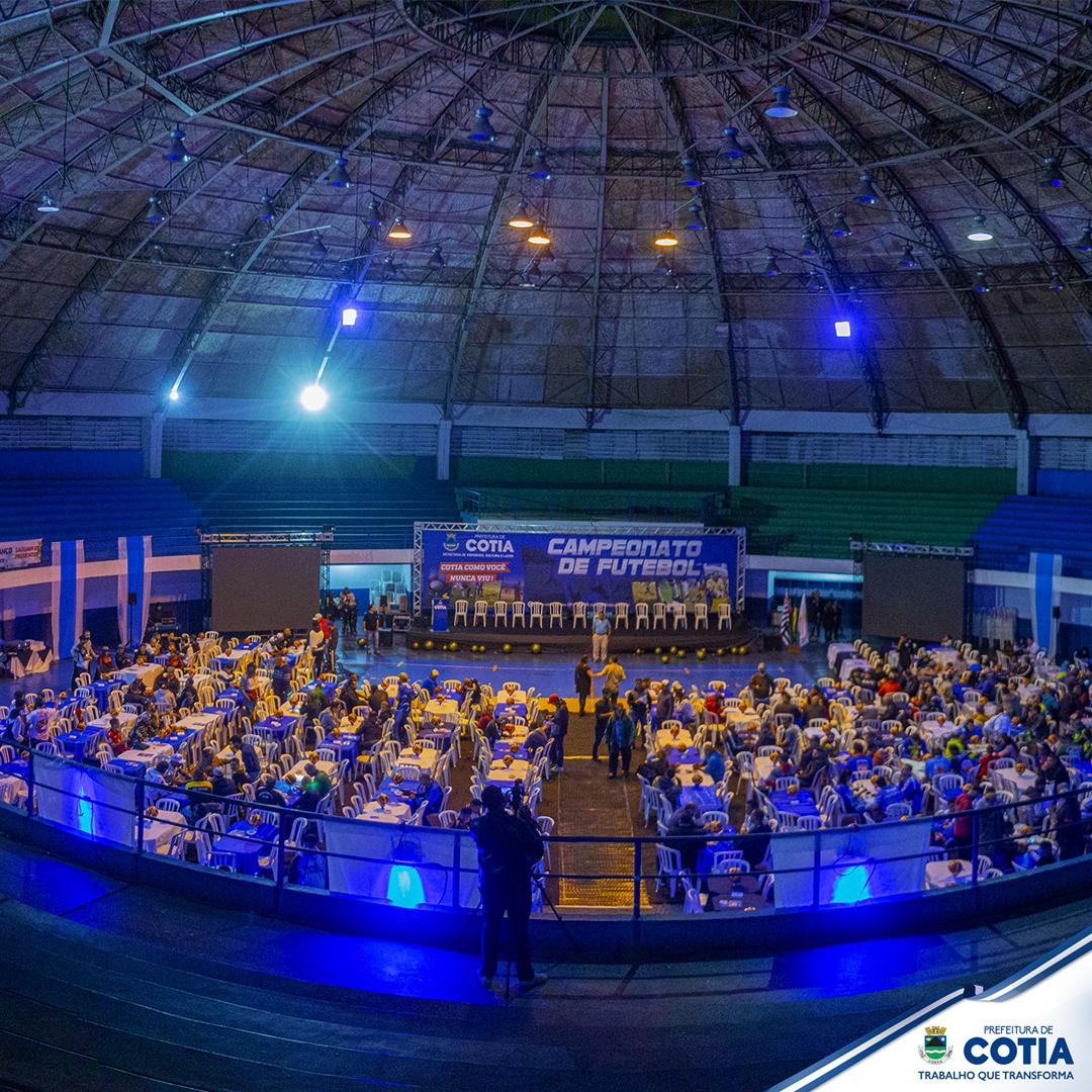 prefdecotia's tweet photo. É fã de futebol? Então, essa notícia é pra você. No dia (2) de junho tem estreia do Campeonato Municipal de Futebol de Cotia. O maior campeonato municipal da região contará com 111 times e vai mobilizar cerca de 3 mil atletas: https://t.co/kDwCaSZwOK #PrefeituradeCotia https://t.co/Mq0KagV2D9