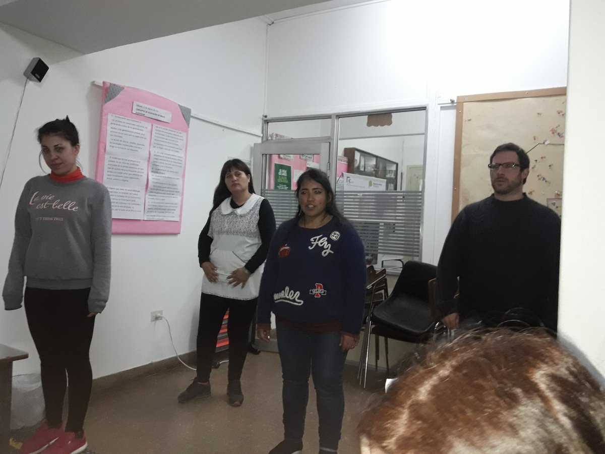 Val264's tweet photo. 1er encuentro ATR en el @CIIEMERLO  Let's move it! #Scratch_Merlo #HourOfCode @gra_enriques @_paobarros https://t.co/gxUS2zQP0b