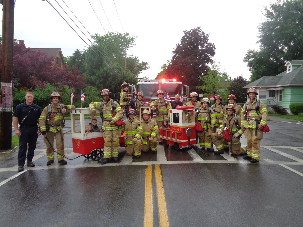 IthacaFFs's tweet photo. Great showing at the #IthacaFestival parade last night! #twithaca https://t.co/fDYGkItzhD