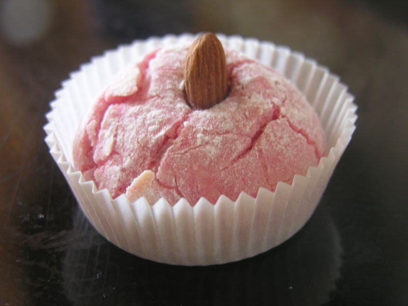 MCHEKEKM’chekek signifie gâteau fissuré ou craquelé, car durant la cuisson ces petits gâteaux commencent à se fissurer, réalisée avec des amandes pilées enrobées dans du sucre glace , sur laquelle on plante en général une amande.