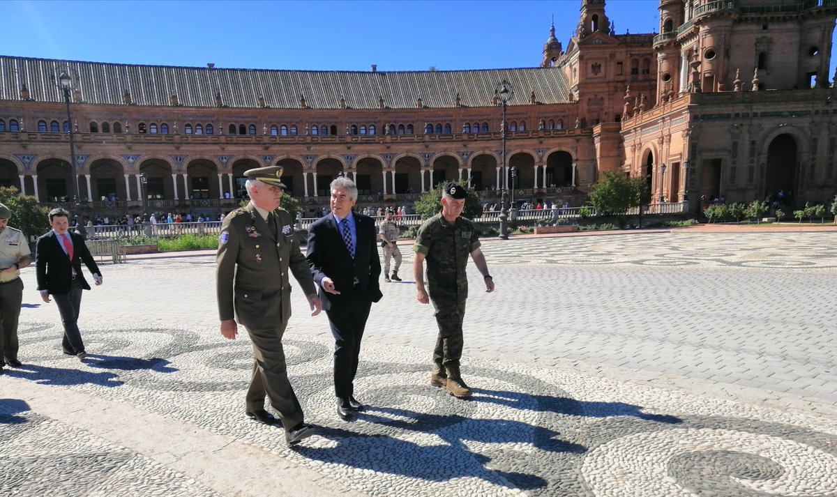 DelegGobAND's tweet photo. 🔊 #INFO: Está mañana, el delegado del Gobierno en Andalucía, #LucrecioFernández, visitó la exposición del Ejército en el Parque de Maria Luisa con motivo del #DíadelasFuerzasArmadas. Fue recibido por el General de División, José Rodríguez, adjunto al #GEFUTER. #DIFAS2019🛩️⚓🚁🛣️ https://t.co/JjOEULkxgS