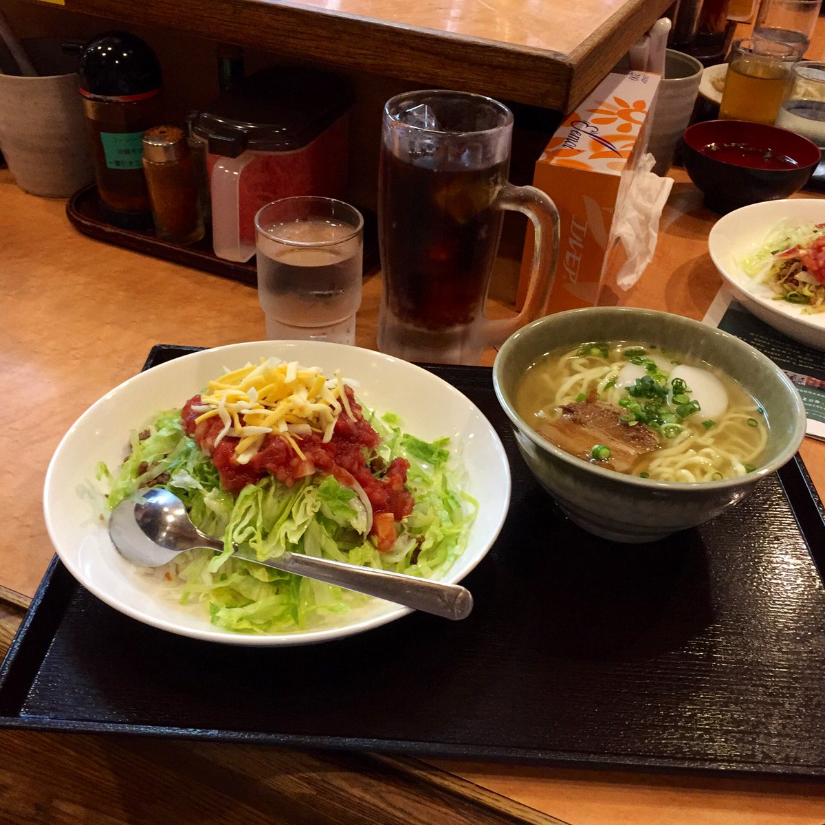 pickles_my_life's tweet photo. 本日のディナー!(^o^)/
相当久しぶりにこちらへ(^^)
#沖縄そばやんばる
#okinawa_soba_yambaru
#タコライス
#taco_rice
#ルートビア
#root_beer https://t.co/b1tkW21cx8
