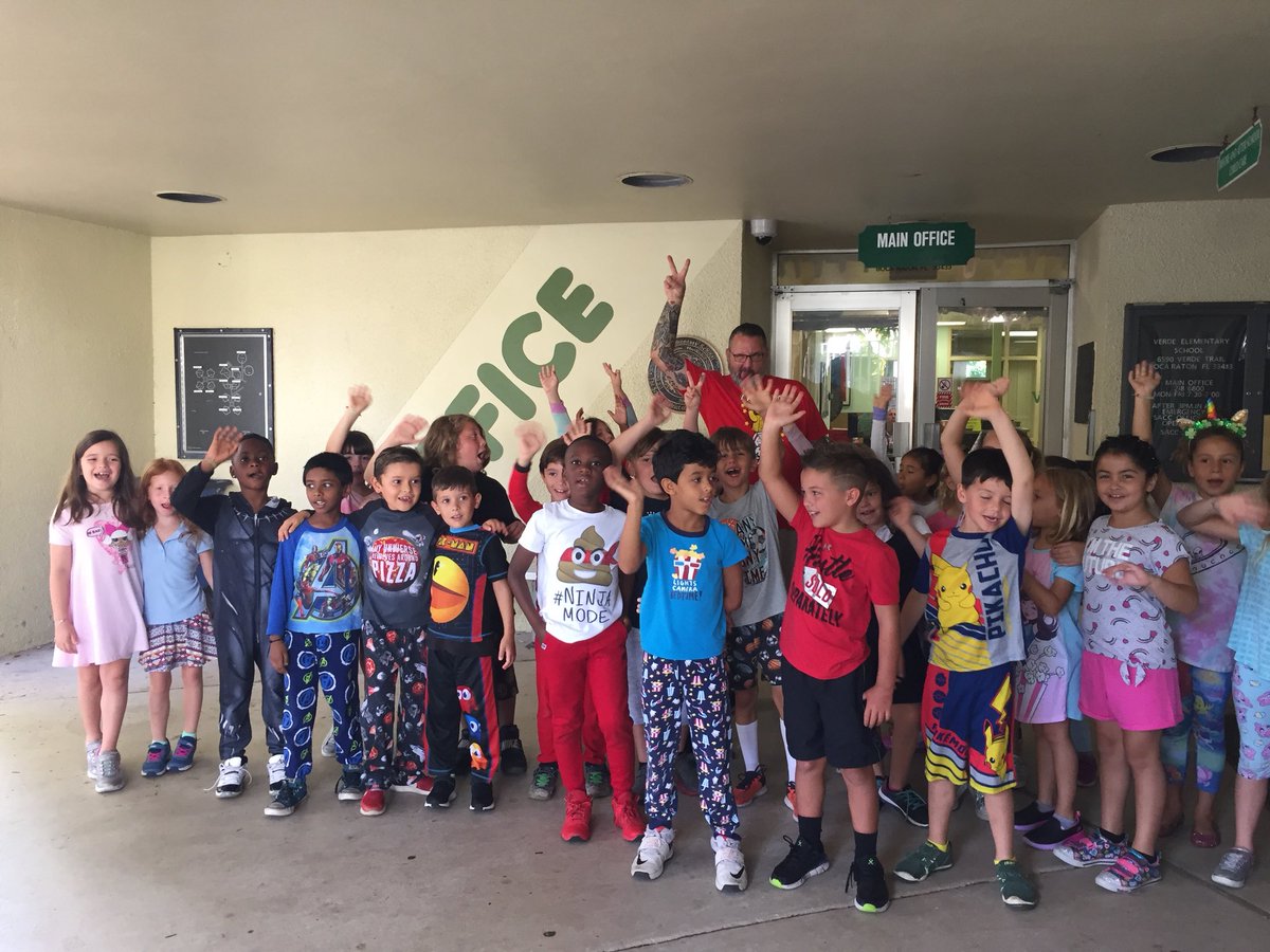 MrsBerlatsky's tweet photo. First Grade Farewell Tour of Verde Old School! #peacelovefirst #VikingVoyage19 #NewAdventures #SeeYouAtVerdeEast https://t.co/fZR5Uehvdb