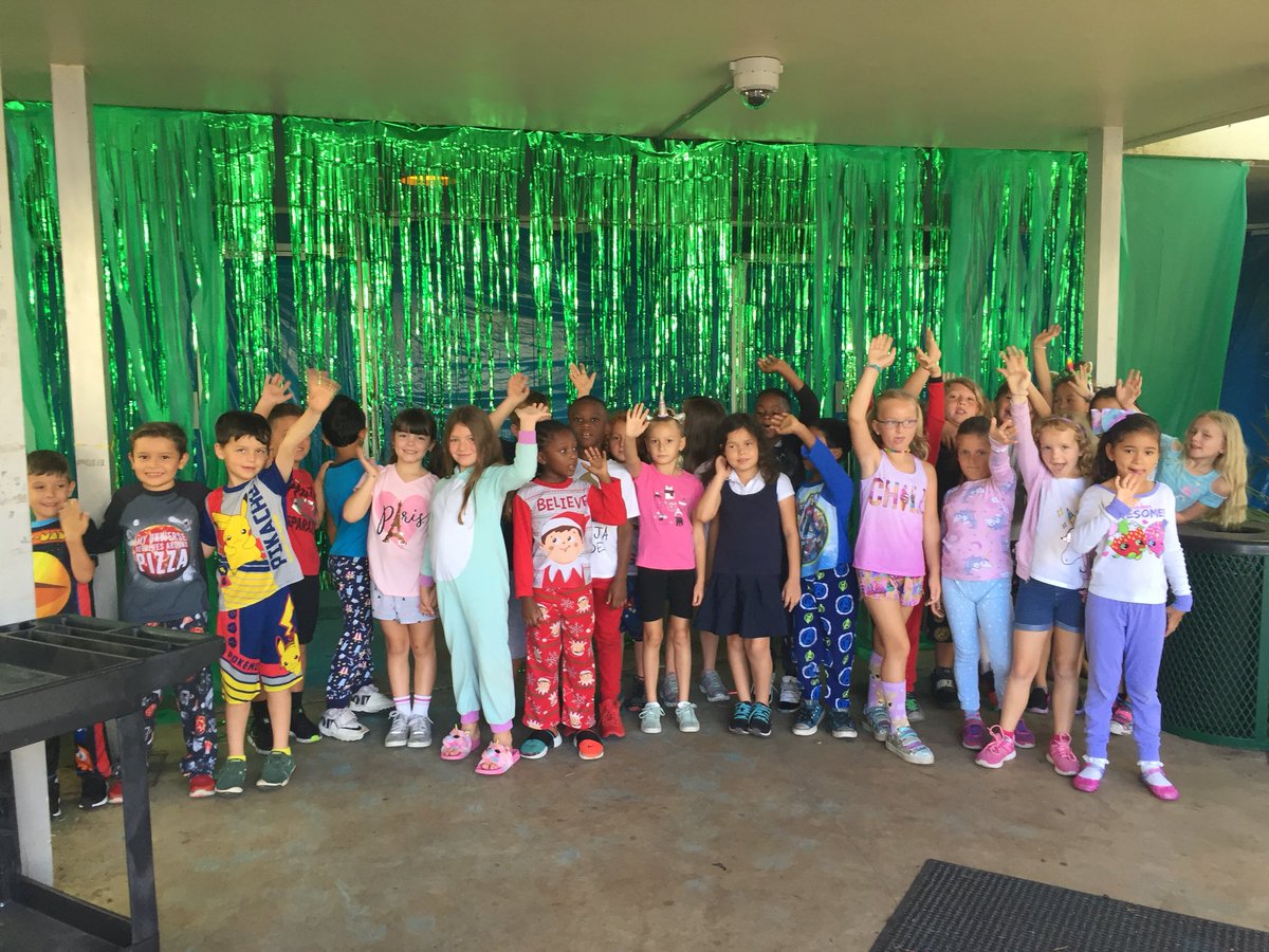 MrsBerlatsky's tweet photo. First Grade Farewell Tour of Verde Old School! #peacelovefirst #VikingVoyage19 #NewAdventures #SeeYouAtVerdeEast https://t.co/Qhna1x3AHy