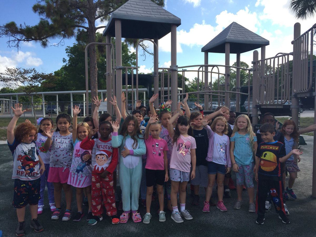 MrsBerlatsky's tweet photo. First Grade Farewell Tour of Verde Old School! #peacelovefirst #VikingVoyage19 #NewAdventures #SeeYouAtVerdeEast https://t.co/Qhna1x3AHy