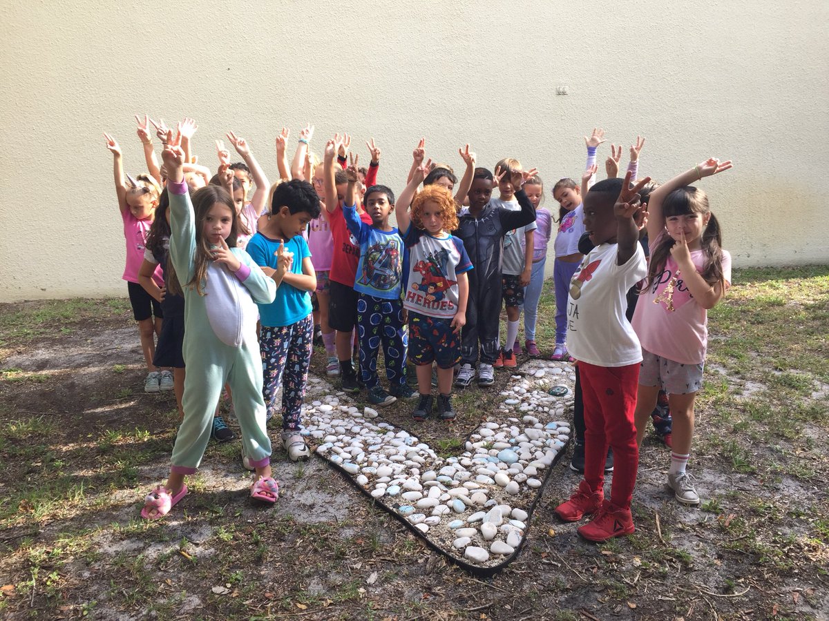 MrsBerlatsky's tweet photo. First Grade Farewell Tour of Verde Old School! #peacelovefirst #VikingVoyage19 #NewAdventures #SeeYouAtVerdeEast https://t.co/Qhna1x3AHy