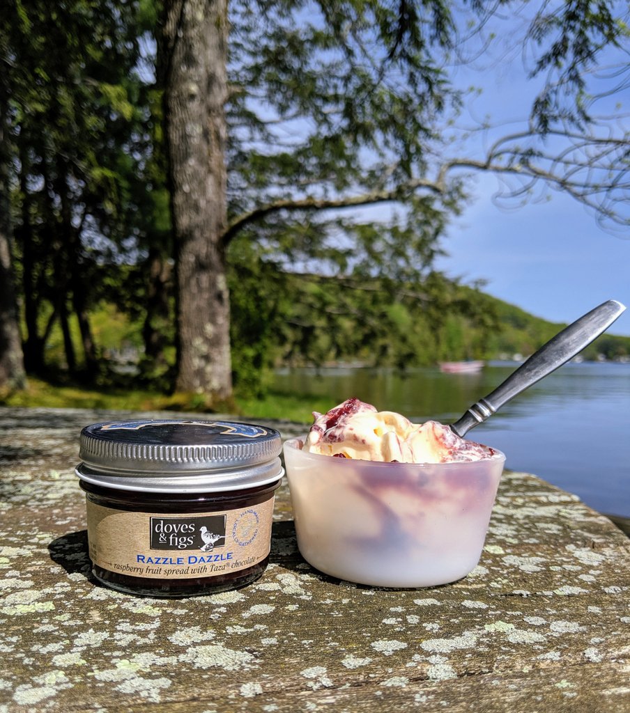 FSFarmPantry's tweet image. Raise your hand if you&apos;re ready for the weekend 👋Stop by the shop til 5 today to pick up a jar of @DovesandFigs Razzle Dazzle, raspberry fruit spread with @Tazachocolate. It makes the perfect ice cream topping and tastes even better on weekends! #raspberrychocolate #northandover