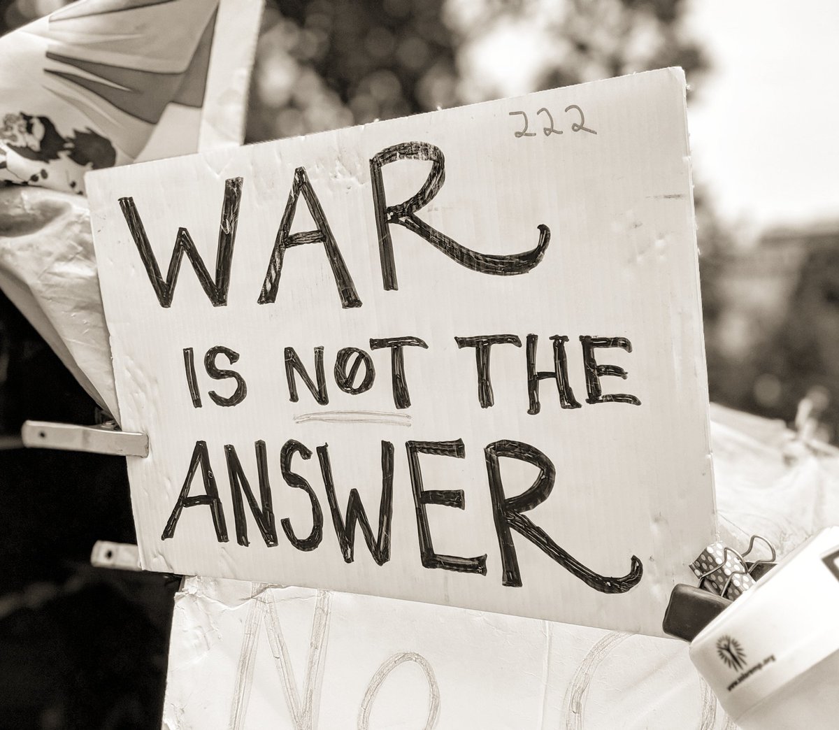 Patrick_Irelan's tweet photo. "War is not the answer" #whpeacevigil #poster #resist #Trump #streetphotography #streetartdc #streetart #politicalart #politics #signsofresistance #dcsignsofresistance #WhiteHouse #DC #WashingtonDC https://t.co/DQ91wlwJRE https://t.co/fns3GVerWz