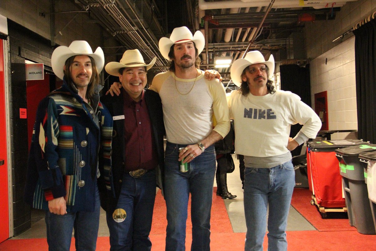 Passrat's tweet photo. Honorary Calgary White Hats to @MidlandOfficial making our guests Honorary Calgarians @calgarystampede @smithbilthats https://t.co/mEzWr9jl4a