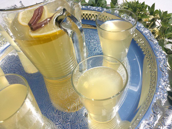 CHERBET MAZHARD'origine Algéroise. Un sirop composé d'eau, de cannelle fraîche, d'une grande quantité d'eau de fleur d'oranger. Dans le mariage algérois, la mariée boit une grande quantité qu'elle offre ensuite à ses invitées à la sortie du rituel du hammam avec des brioches.