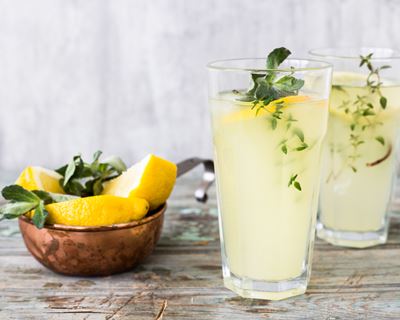 CHERBET MAZHARD'origine Algéroise. Un sirop composé d'eau, de cannelle fraîche, d'une grande quantité d'eau de fleur d'oranger. Dans le mariage algérois, la mariée boit une grande quantité qu'elle offre ensuite à ses invitées à la sortie du rituel du hammam avec des brioches.