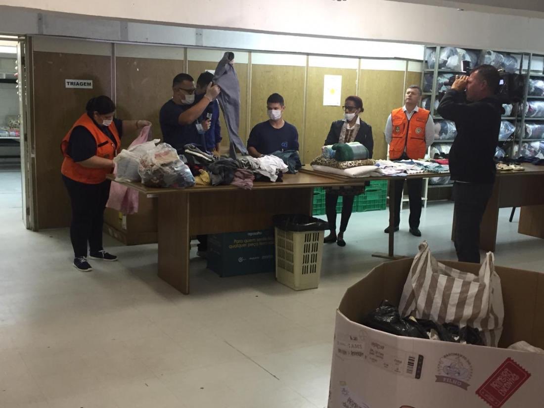 bemmefez's tweet photo. “Isso me preenche, me completa a vida”, diz voluntária de 77 anos, na Central de Doações da Campanha do Agasalho #SejaVoluntário #CampanhadoAgasalho #Frio #Inverno https://t.co/L7AQzanGYq https://t.co/8O2fr8vncw