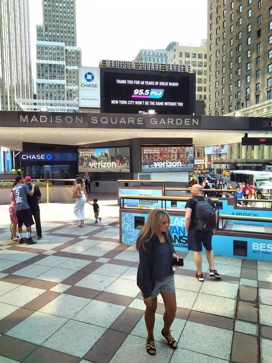 Classy gesture by <a href="/TheGarden/">MSG</a> to acknowledge the last day of WPLJ.