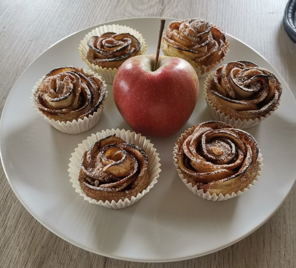 Sonda_M's tweet photo. Appelroosjes met kaneel https://t.co/pWL2uuVB1w https://t.co/1sfxkDpPkH