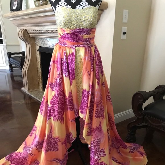 teesfashfinds's tweet photo. So good I had to share! Check out all the items I'm loving on @Poshmarkapp #poshmark #fashion #style #shopmycloset #madgringo #frankeileen: https://t.co/6wl7RpJbm1 https://t.co/ExTOvjVC9v
