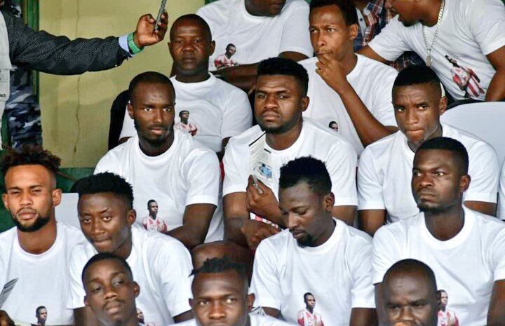 EmeryDushime's tweet photo. En la mémoire de leur coéquipier décedé récemment, les joueurs et le staff des #IntambaMuRugamba sont venus au Stade PRINCE LOUIS RWAGASORE vêtus de T-shirts imprimés avec une photo de #Papy_Faty pour lui rendre hommage en ce jour de #IntambaDay #Burundi #SoutenonsNosHirondelles https://t.co/qTFT6hcRbk
