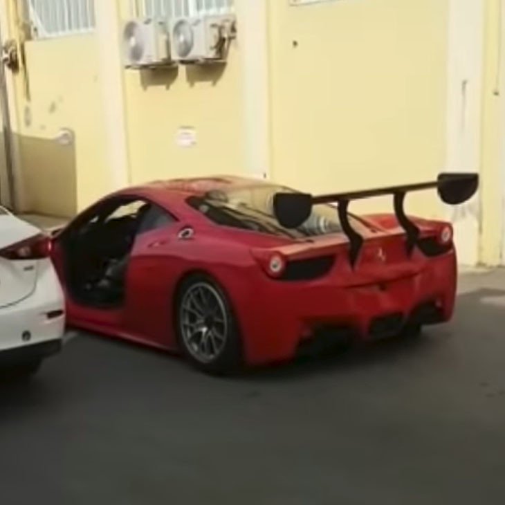 motoexposure's tweet photo. #FridayFAIL: Say Goodbye to your Ferrari’s Door! https://t.co/k19td0YFTI https://t.co/llupUbwzv1