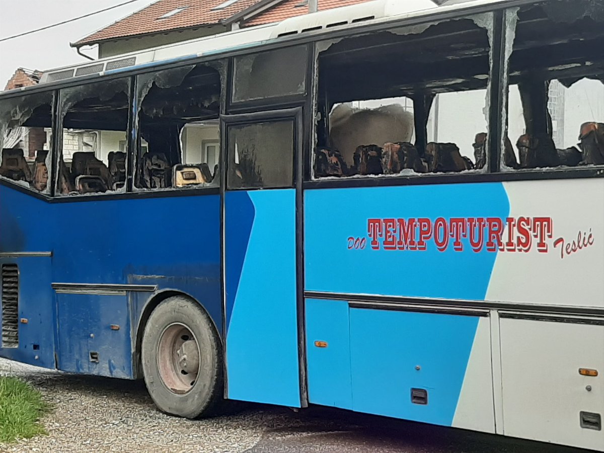 b_stokicATV's tweet photo. Autobus izgorio. Povrijedjenih nema. Svi detalji o pozaru u Centralnim #AtvVijesti od 19h! @AtvBanjaluka https://t.co/SZJnOla5C7