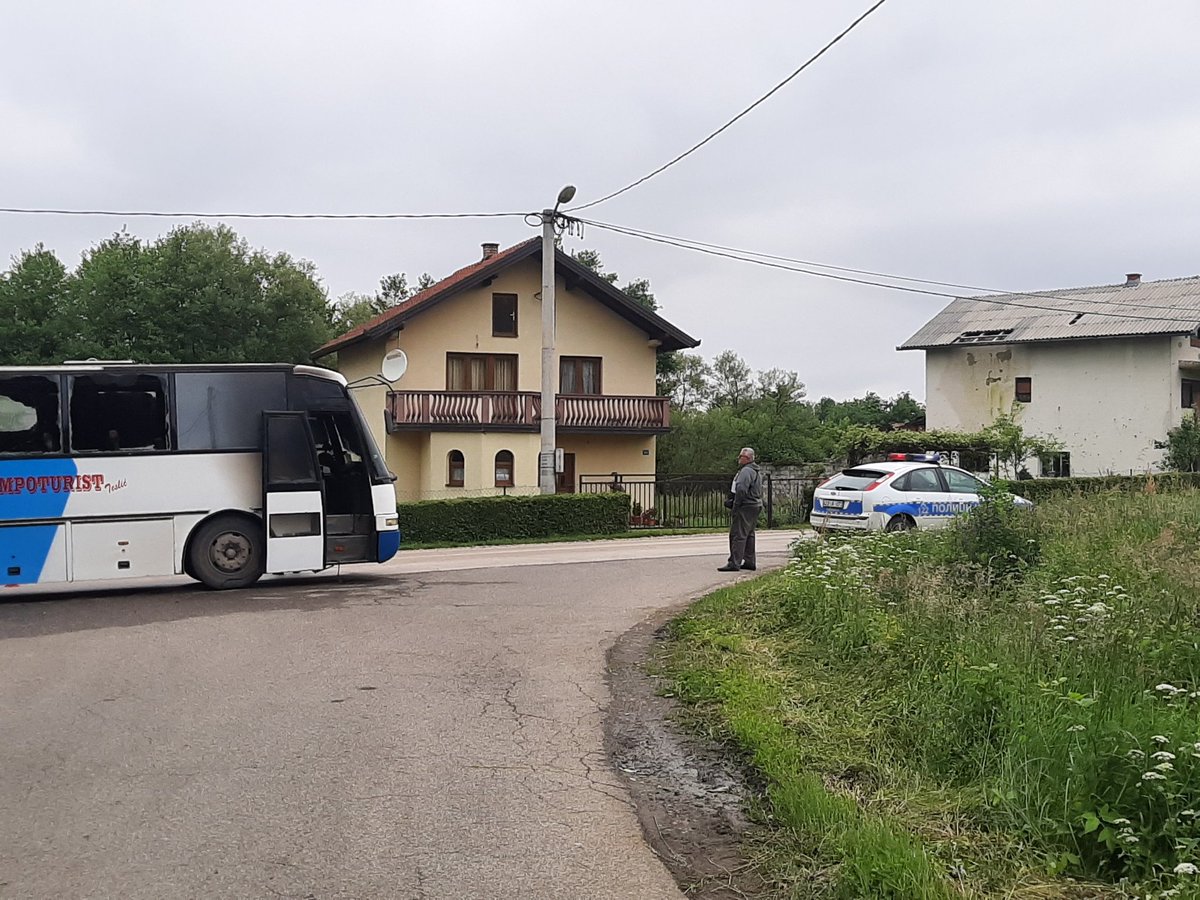 b_stokicATV's tweet photo. Autobus izgorio. Povrijedjenih nema. Svi detalji o pozaru u Centralnim #AtvVijesti od 19h! @AtvBanjaluka https://t.co/SZJnOla5C7