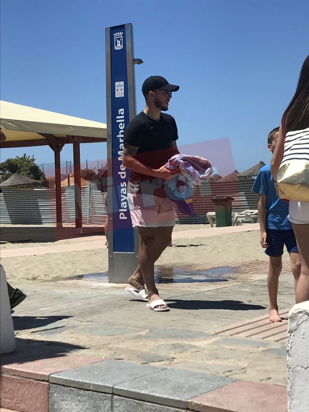 RMadridInfo's tweet photo. Hazard pictured with a Real Madrid jersey in Marbella, Spain. [Mirror] https://t.co/CGcy8Lr89h