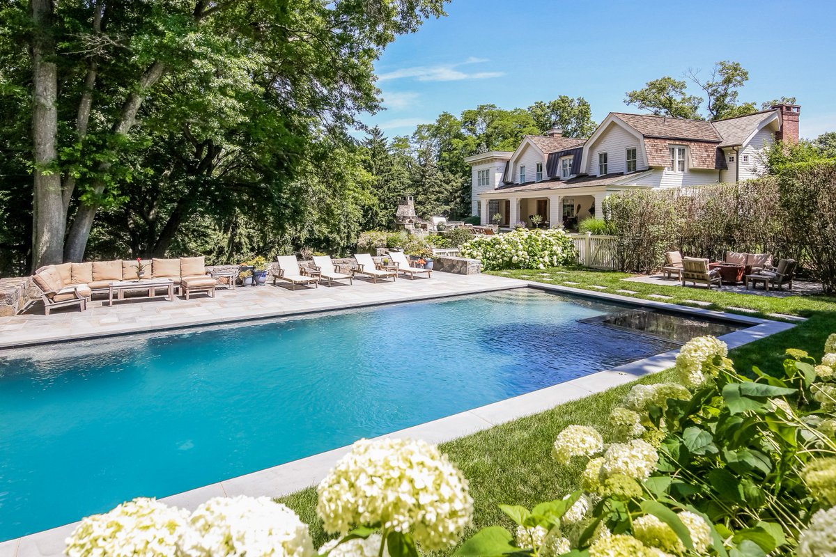 arounddarien's tweet photo. Darien, CT. Custom built by Vas Construction and Archetype in 2006, this striking Nantucket-style home the epitome of easy entertaining luxury.

Explore "Stanton House" to your heart's delight: https://t.co/YqJ4F4ZeH5 https://t.co/CTQfc9W5Eo