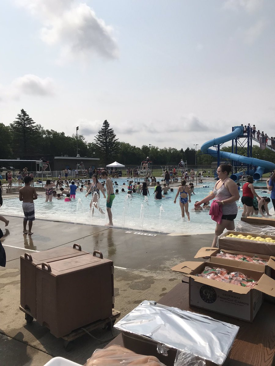 OilersTng's tweet photo. Serving the middle school at the pool.
#Tngwhateverittakes https://t.co/wMAqeO8x7Y