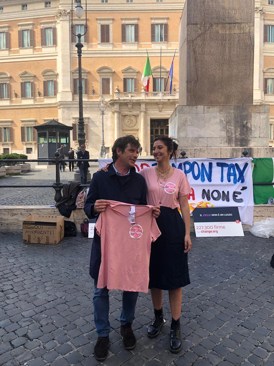 PossibileIt's tweet photo. Con @civati davanti a #Montecitorio al presidio #Ilfuturononèunlusso, lanciato da #OndeRosa. L'#iva sui prodotti per il ciclo è ancora al 22%, nonostante oggi la #tampontax sia finalmente diventata tema di dibattito.
#stoptampontax #notampontax #questionedigenere #uguaglianza https://t.co/9TVaWjs35J