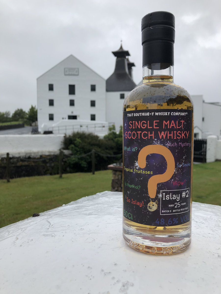 BoutiqueyDave's tweet image. Could it be Lagavulin? 🤷‍♂️
I’ve never thought it was a Lagavulin, as much as I’d love it to be.
Islay whisky makers agreed with me too 🏴󠁧󠁢󠁳󠁣󠁴󠁿🥃🙌  #2Down 
It was pishing down today but I still got out to take this photo. Such dedication 😂
#LoveIslay #LoveScotch
