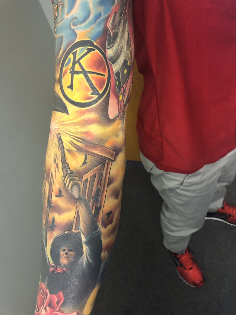danjwells's tweet photo. Coop’s sleeve is done. He never cried off the Tower. Now bring on the Amazon series!!#standandbetrue #darktower #RichD @BigDeluxeTattoo @StephenKing https://t.co/hZe3Epqxgb