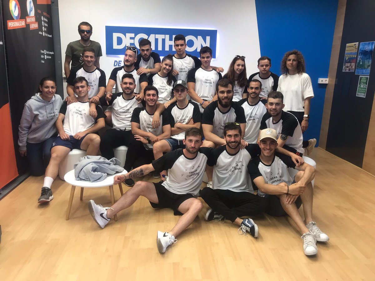 tafad1819's tweet photo. En la jornada de hoy hemos ido a #decathlon para comprar cosas necesarias para el #intertafad. Muchas gracias! @decathlones por ayudarnos con este proyecto y ser patrocinador del IESCorvera en el intertafad2019 y por proporcionarnos de manera gratuita 120 barritas de proteína!!🏊 https://t.co/44mPLKHCk2