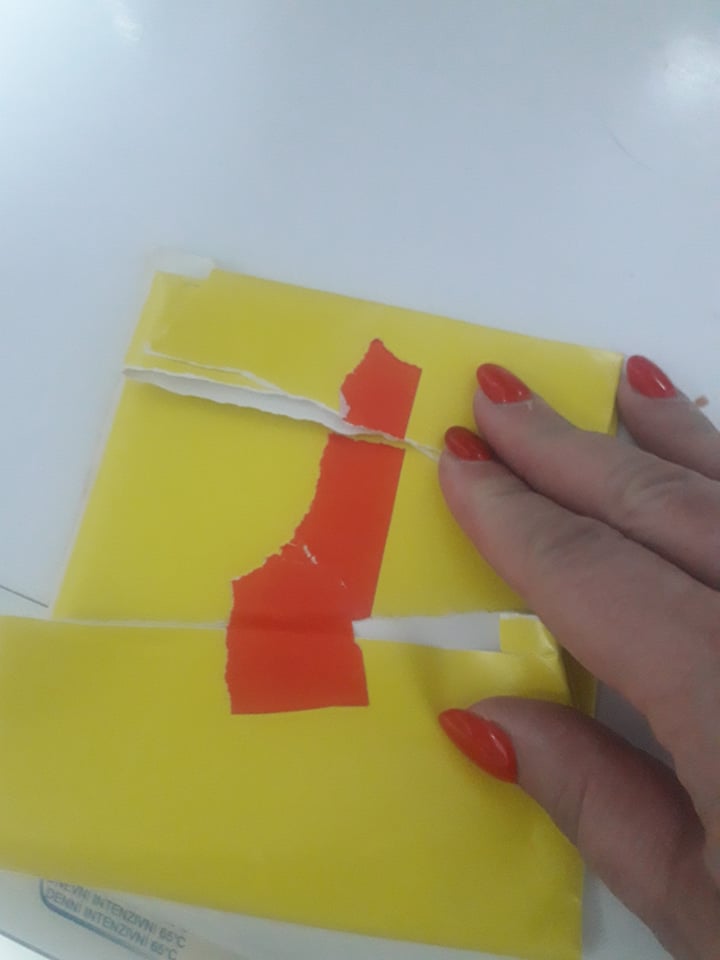 Iva_bez_na's tweet photo. Ona ima 8 godina i živi u jednom domu za decu bez rod. staranja u Bg. Poklonila mi je crtež dok sam izlazila i jako me zagrlila. Uvila ga je kao poklon. Žuta kuća je dom u kome živi, a na prozoru je ona. Kaže, grleći me, čekam da mi opet dođeš.
I, koji ono beše vaš problem danas? https://t.co/a7eUnfXC27