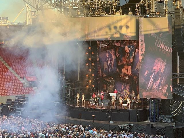 Timothy_Hughes's tweet photo. It’s stared! @rodstewart @JohnnyMacCeltic @southamtonfc #rodsrewart #rodstewartconcert #rodstewartlive https://t.co/mCTnr9P1LE https://t.co/GHRLaEKQVA