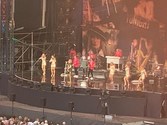 Timothy_Hughes's tweet photo. Rod the Mod! @rodstewart @southamtonfc #rodsrewart #rodstewartconcert #rodstewartlive https://t.co/ULEDHTMMF0 https://t.co/O8cFTaGLL3