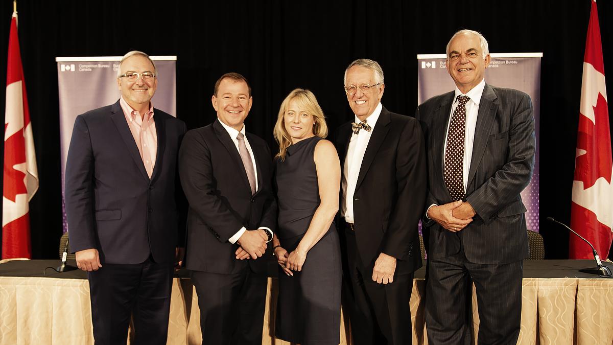 CompBureau's tweet image. What did the #DataForum bring to the table? 

✔️🌎 renowned experts 

✔️high-tech business leaders  

✔️5 Commissioners of Competition with 19 years of experience

All discussing the future of #competition policy in a borderless, data-driven economy.