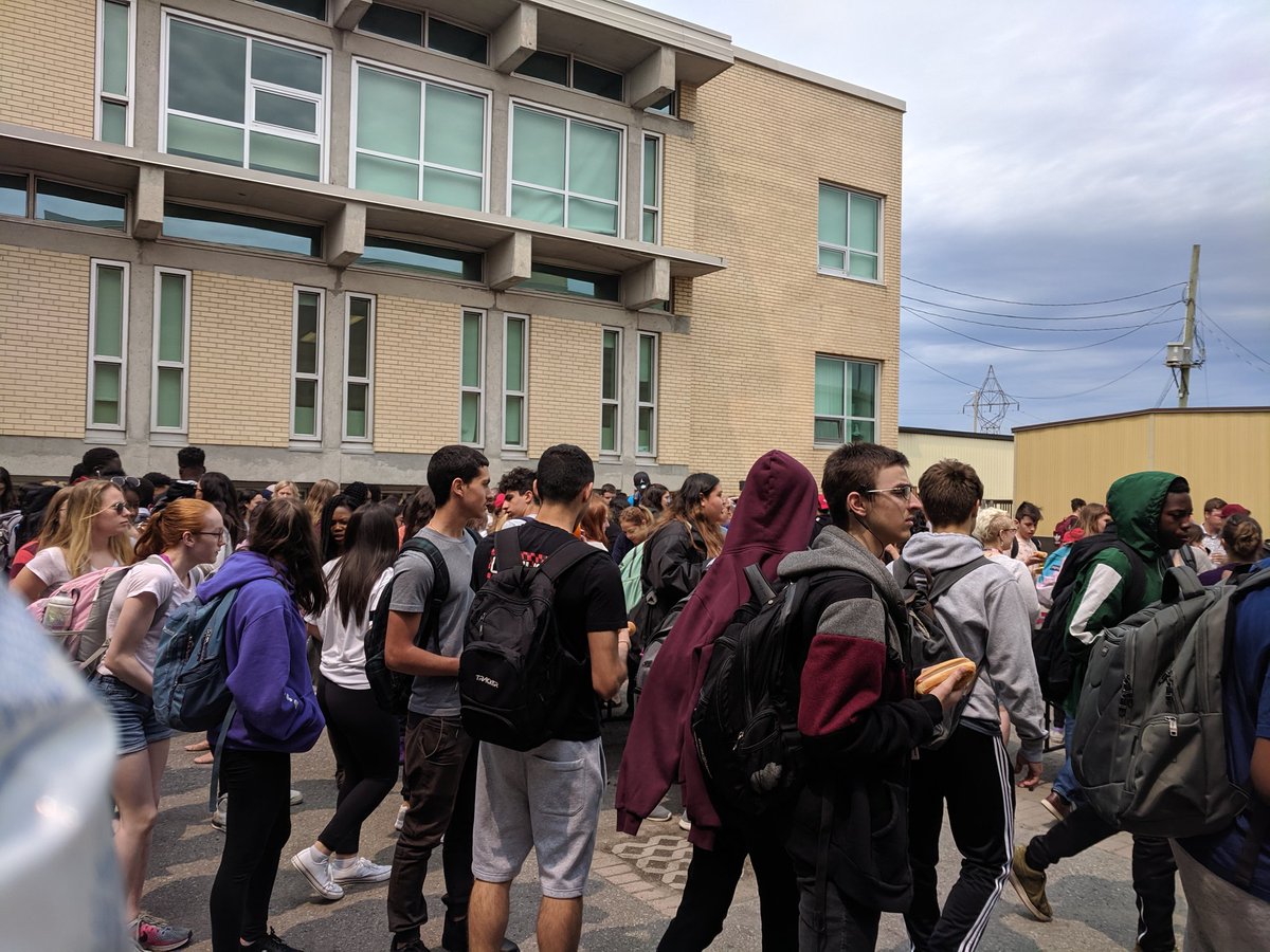 Franco_Cite's tweet photo. Méga barbecue pour tous les Faucons en guise de célébration pour la fin de l'année scolaire. 3000 chiens chauds et 1500 Freezies servis en moins de 30 minutes. Quelle équipe ! #FiersFaucons #CECCE https://t.co/4BtomQdTEe