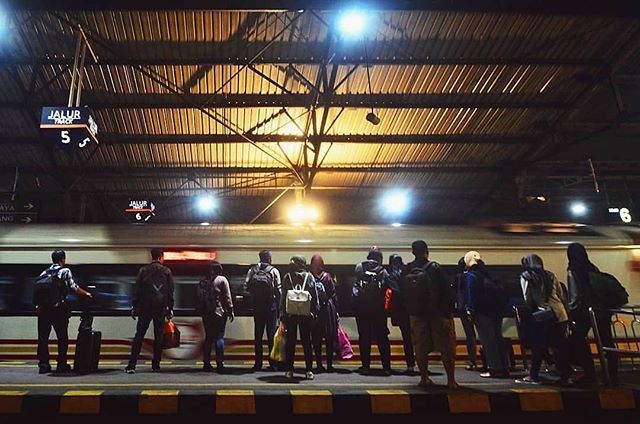 infojogja's tweet photo. #jogja | Momen seperti ini kadang bisa membuat mata berkaca-kaca.
­
Pulang adalah jawaban dari sebuah kerinduan. Dan nikmat terbesar dari seorang perantau adalah ketika bisa melihat senyum bahagia ibu di rumah.

Teruntuk panjenengan semua yang akan seger… https://t.co/RpV9WLp1SU https://t.co/OxBIKj4U4z