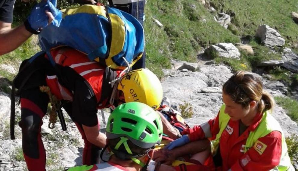 aaffaragon's tweet photo. Un #AgenteProtecciónNaturaleza #APN del @GobAragon herido de gravedad en acto de servicio al precipitarse por un cortado de 10 metros en el #Parque Nacional de #Ordesa. Ha sido evacuado con helicóptero y presenta traumatismo craneoencefálico.

https://t.co/5QwuvbbKG2 https://t.co/w9FfesB86q