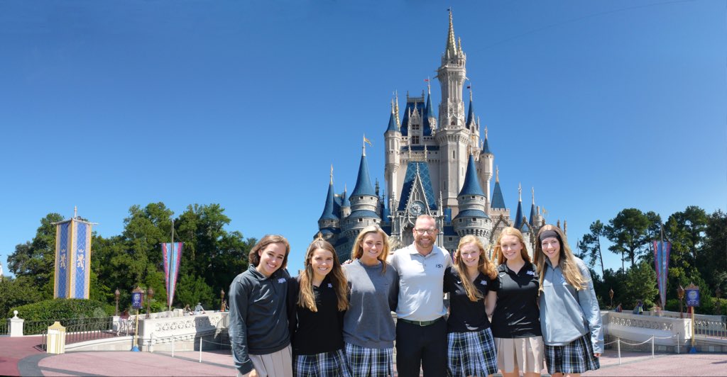 alisondklein's tweet photo. Nobody: 

Schneider: Photoshop this pic in front of the castle so it looks like I went https://t.co/iUyeDxETV4