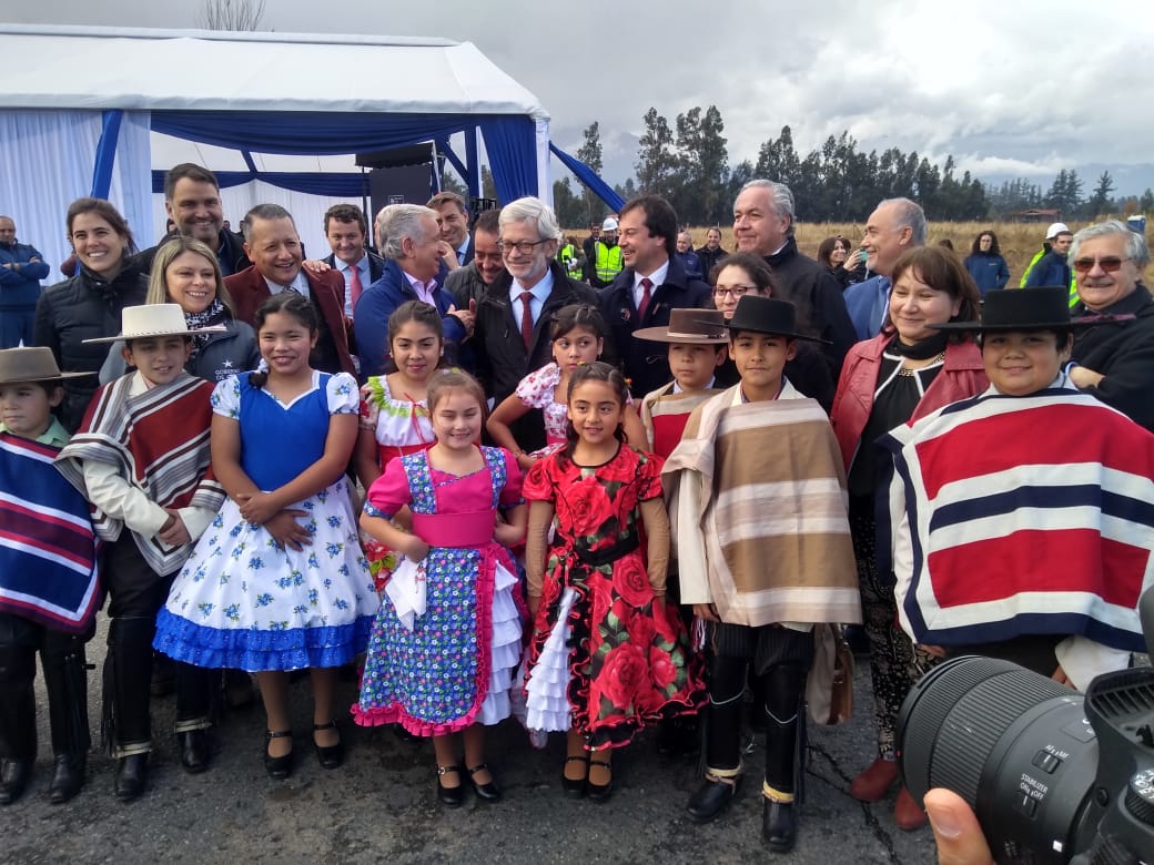 Como parte de plan #ObrasParaChile anunciado por Pdte. <a href="/sebastianpinera/">Sebastian Piñera</a>, el ministro de OOPP <a href="/jafontaine/">juanandresfontaine</a>, su par del <a href="/Min_Hacienda/">Ministerio de Hacienda</a> <a href="/felipelarrain/">Felipe Larraín B.</a> y el subsec. <a href="/LucasPalaciosC/">Lucas Palacios</a> encabezan inicio oficial de la ampliación a 3 pistas de la Ruta 5 Sur, tramo Enlace Peuco-Bypass Rancagua