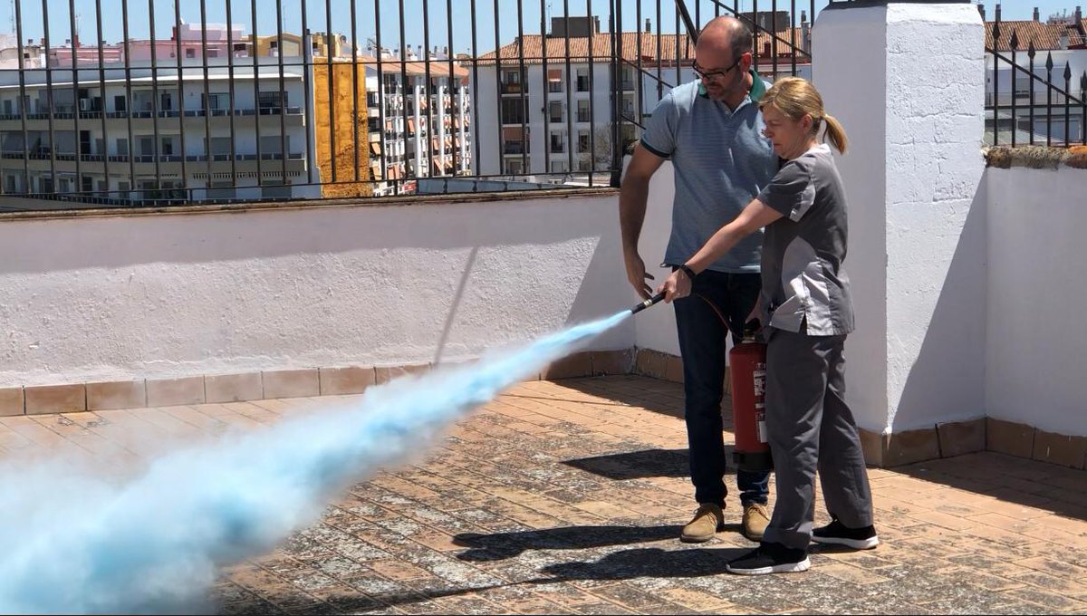 H_JerezCentro's tweet photo. Cada dia en nuestro trabajo "apagamos muchos fuegos". Hoy nos formamos en #EquiposdeEmergencia para saber  como actuar frente a los reales!! #PRL #SeguridadLaboral #Jerez #meliaspain @TrypHotels https://t.co/632sKDFHj6