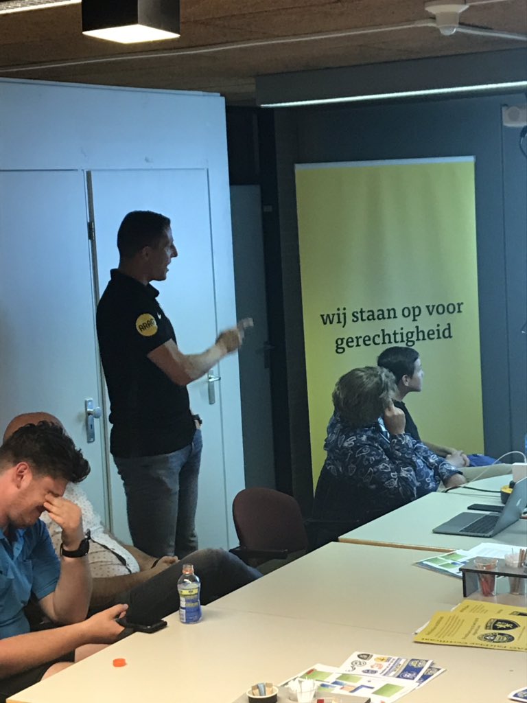 #Jeroen Manschot praat de scheidsrechters van <a href="/vv_Hattem/">vv_Hattem</a> en <a href="/svHattoHeim/">s.v. Hatto-Heim ⚽️</a> bij over de wijzigingen in de spelregels. #voetbal