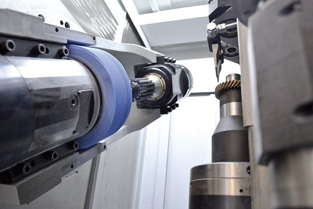 StarSUllc's tweet photo. The Samputensili SG 160 SKY GRIND eliminates the need for cutting oils during the grinding of gears after heat treatment resulting in a smaller footprint. Learn more: https://t.co/NWFMxx0RAN
#GearGrinding #Manufacturing #CNC #DryGrinding #SKYGrind #Green #ECOFriendly @SAMPspa https://t.co/SZXUcH6bHa