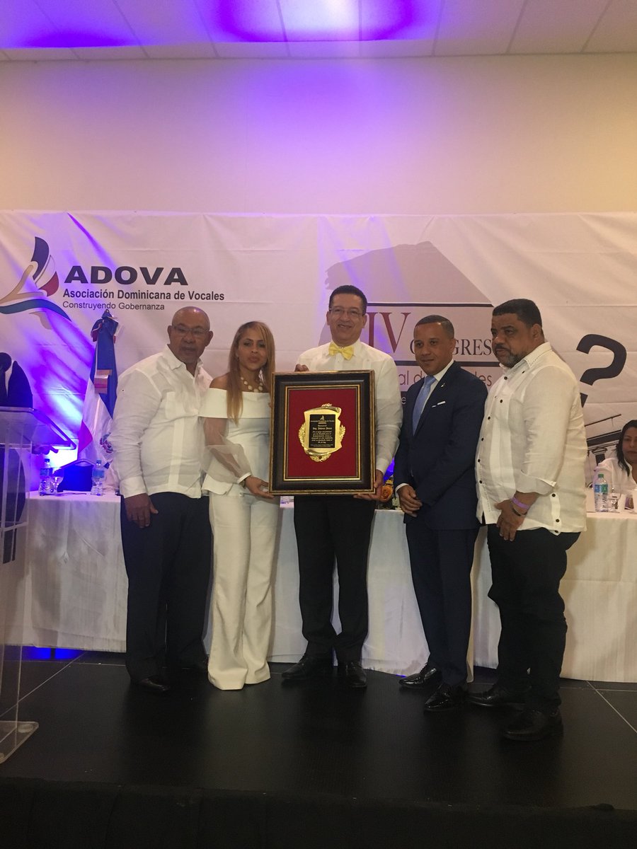 Carloscomunicar's tweet photo. Ingeniero Johnny Jones participa como orador en el lV congreso nacional de Vocales en el hotel Ocean el Faro Uvero Alto Punta Cana, también dicho congreso está dedicado a su persona !! https://t.co/uwQqCIT0m6