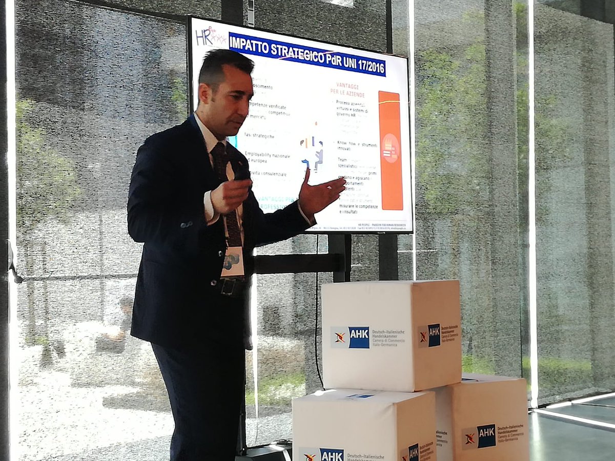 _HrPeople's tweet photo. Raffaele Ferragina, Presidente di #HRPeople presenta la #CertificazioneHR, la nuova frontiera per garantire le proprie competenze nel settore #HR ed essere #employable nell'era del digitale all'evento #HRWorkInProgress di @AHK_Italien alla @FondazBrodolini a #Milano https://t.co/Bo5WK2h1wG